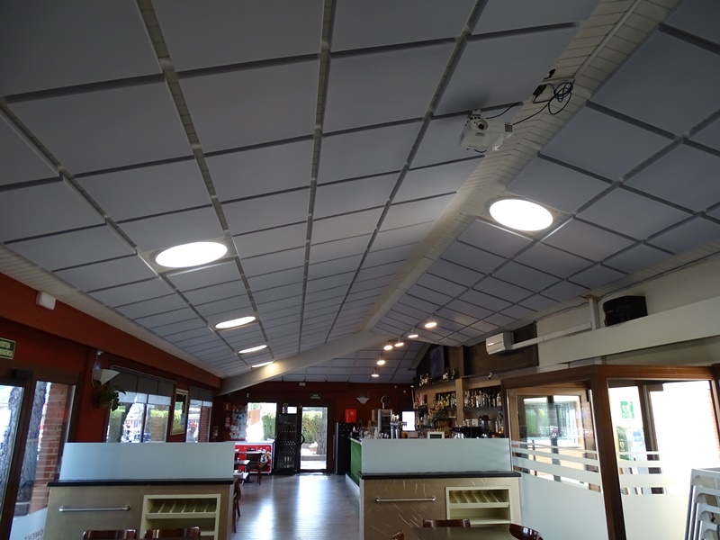 Tratamiento acústico SONTECT en el techo del restaurante, colocado directamente sobre la superficie.
